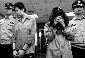 昨日上午,“雪碧汞中毒事件”宣判。宣判后刘晓静立即用手遮住脸。本报记者 王贵彬 摄 昨日上午,“雪碧汞中毒事件”宣判。宣判后刘晓静立即用手遮住脸。本报记者 王贵彬 摄