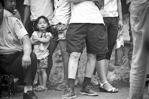 等待报名的小女孩撅起小嘴巴。昨日，大杜社小学外来务工子女报名第一天，学校称报名者“须在当地购房”。引发家长不满。