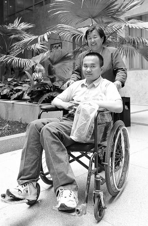 残疾青年由母亲推轮椅上学18年考上博士生