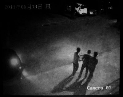 　　13日凌晨1时58分，摄像头记录下两名身着保安服的男子将吕万超扶到金翅鸟演艺广场门外