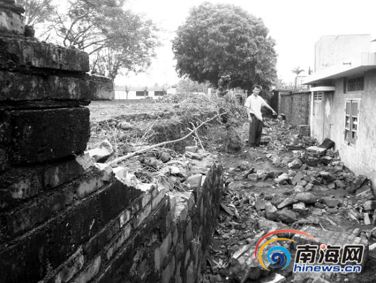 学校改建风水门围墙倒塌老教师被埋