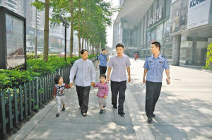 民警带女童家人回所核实身份。