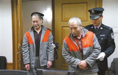 刘国斌（左）和周和生走进法庭。昨天，二被告人被控利用“小金库”贪污、挪用公款1300万余元，在法院受审。