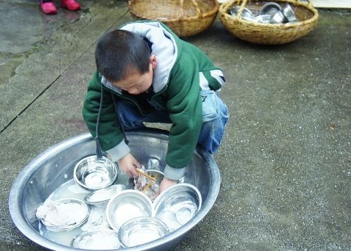 小学生在洗碗