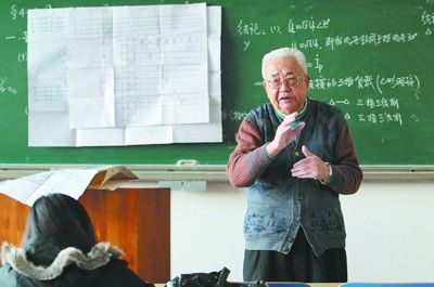 辽大78岁教授坚持讲课被称最敬业老师