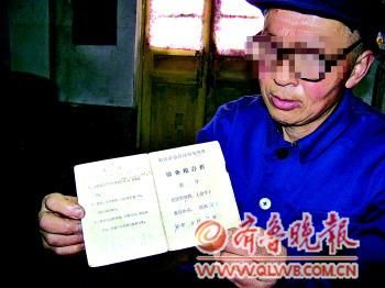 21日,孙腾(化名)向记者展示他的老存折。
