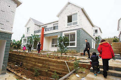 打工青年花1000万在家乡建小洋楼送村民