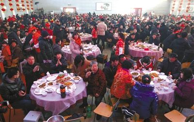 昨日，留民营村礼堂，千人齐聚一堂，品尝饺子宴。