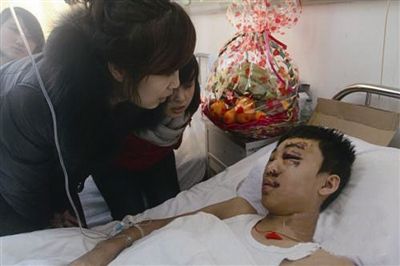 被救男孩躺在医院病床上。
