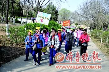 ����˫��ʵ��ѧУ1800��ѧ�����崺�Ρ�