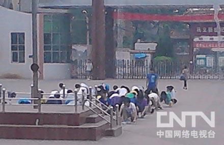 河南巩义中学生“被罚跪国旗”照片（来源于网络）