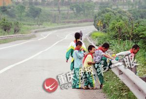 一群小学生在高速路上穿行