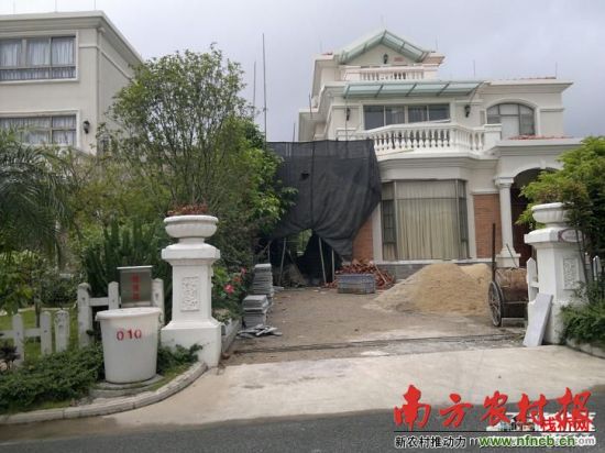 阳江市公安局巡警大队副队长关华南别墅违建现场。 □资料图片