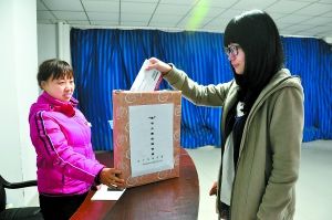 昨日下午，重庆大学虎溪校区兰园三幢的一名女生把信投入信箱。 通讯员 邢毅 摄