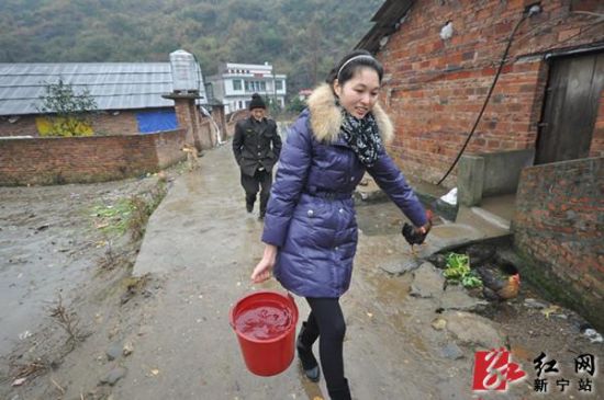 (杨坚 摄)    红网新宁站2月1日讯(分站记者 杨坚)从7岁开始,尽心照顾