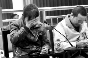 4月1日，衡阳市中级人民法院，张明（化名，右）对自己的行为十分懊悔，他母亲在旁边用手抹泪。图/记者华剑 