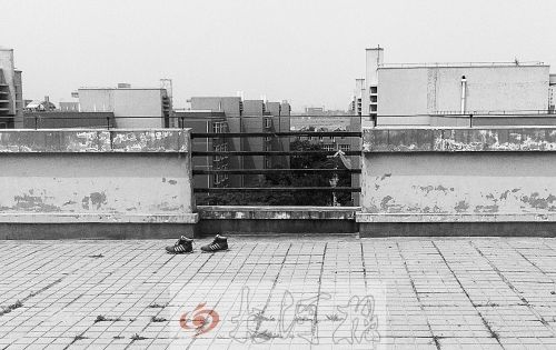 һ˫��ɫŮʽ�˶�Ь����һ�Եĵ���