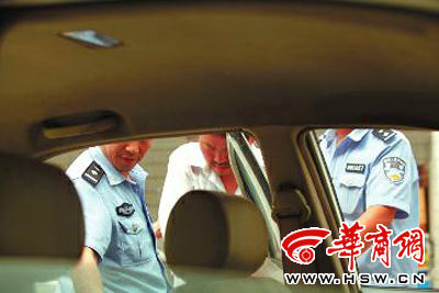 嫌疑人习某被警方刑拘 本报记者 佘樱 摄 嫌疑人习某被警方刑拘 本报记者 佘樱 摄