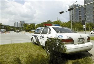闹市路口长期停放警车无人使用 警方称震慑用