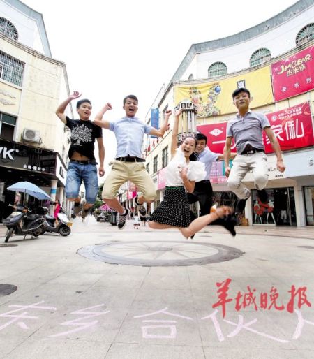 ����ʡ�����أ�5��Ӧ���ѧ��������һ����ʵ�Ķ���桶�й��ϻ��ˡ���������90�󡱳º�󡢿�Ԩ������ά����ܺ������ǽ���ʦ����ѧ�����赸ϵ��ͬѧ��Ҳ�Ǵ�ҵ��顣�Ӵ�����ʼ�����ǾͿ�ʼ���������赸��ѵ�࣬һ������С�гɾͣ��ɹ���á���һͰ�� ����IC��ͼ