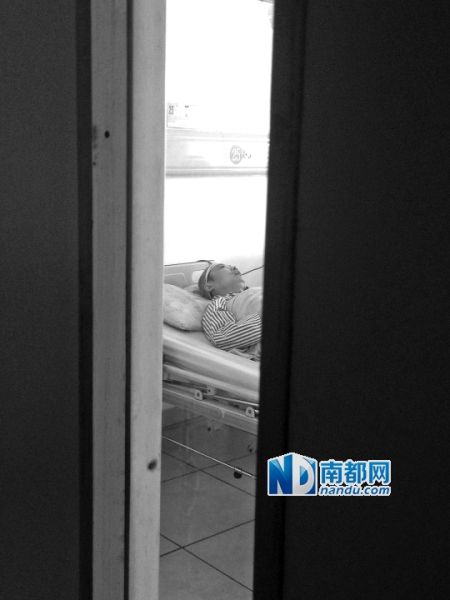 被打伤的徐宝章医生头缠纱布，躺在病床上打点滴。南都记者 姚建国 摄