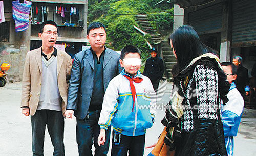 江志云(左二)在事发现场听孩子们讲述事发经过 图/受访者提供