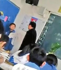 老师扇学生耳光。（视频截图）