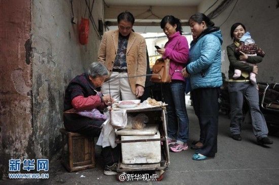 84岁老太太摆摊卖馄饨 称不求挣钱只求聊天|馄