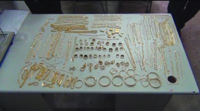 警方追回的被抢金首饰,有172件,2200多克。其余的都被嫌疑人变卖,用来购买手机的汽车。 警方追回的被抢金首饰,有172件,2200多克。其余的都被嫌疑人变卖,用来购买手机的汽车。