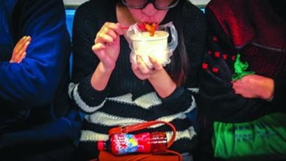 □尽管《守则》明确要求轨交车厢内不能进食,但仍有不少乘客在乘客在坐车时吃东西。 /晨报记者 肖允 □尽管《守则》明确要求轨交车厢内不能进食,但仍有不少乘客在乘客在坐车时吃东西。 /晨报记者 肖允