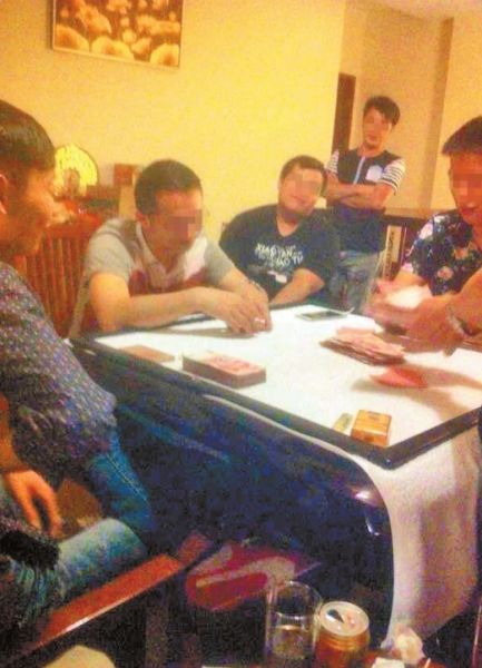 小刘收到对方发来的小尹参加赌博的照片。小刘 供图