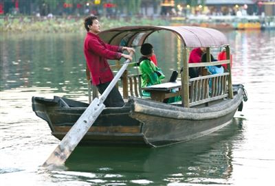 北京什刹海摇橹木船上岗18年因维修费高将淘汰