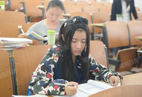 　10月21日，王李思娜在教室学习。本报记者 田甜 摄