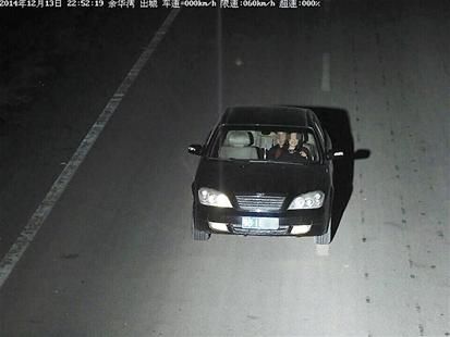 交警公示两对男女车内热吻搂抱照片(图)--扬子晚报网