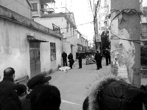 案发现场拉起警戒线 案发现场拉起警戒线