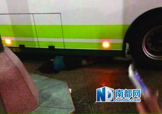 事发后一名蓝衣女子被压在车底。图片来自网络 事发后一名蓝衣女子被压在车底。图片来自网络