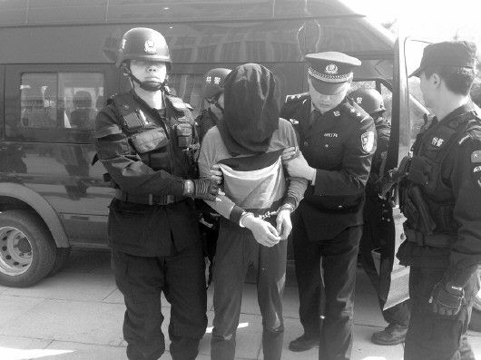 嫌疑人屈某某被民警从新疆押回宁阳。本报记者 邢志彬 摄