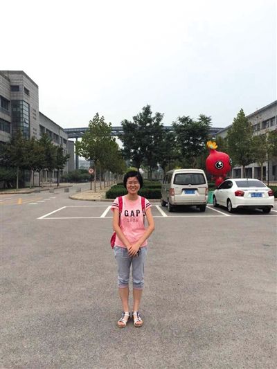母亲陈小玲在天津师范大学校园里为女儿吴昕怡拍的照片。死者家属供图 