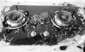 张先生家的燃气灶发生爆炸后，钢化玻璃碎片散落在灶台和地上 ■图片由受访者提供 