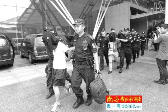 12名涉嫌电信诈骗的嫌疑人被江门警方押回广东。