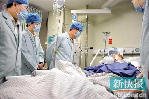 身负重伤,带着呼吸机的郑浩源暂时无法说话。 身负重伤,带着呼吸机的郑浩源暂时无法说话。