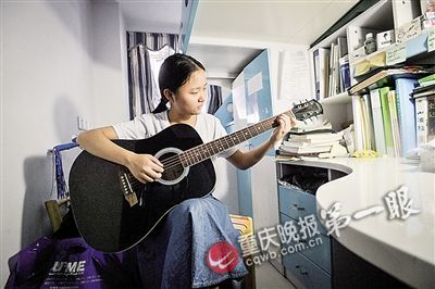 杨琪森最近开始学习吉他