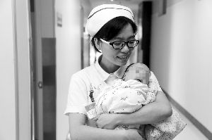 　　护士抱着男婴送往福利院 医院供图