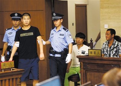 昨日,曾经被打受伤的董某,因涉嫌诬告陷害,在海淀法院受审。 昨日,曾经被打受伤的董某,因涉嫌诬告陷害,在海淀法院受审。