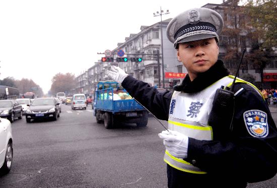 交警支队在杭州市主要街道,交通密集的路口推出了"主辅红绿灯"移动式