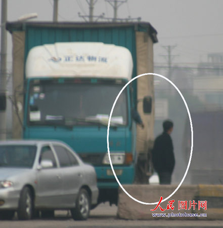 执勤者强征过路费未果打死货车司机(组图)