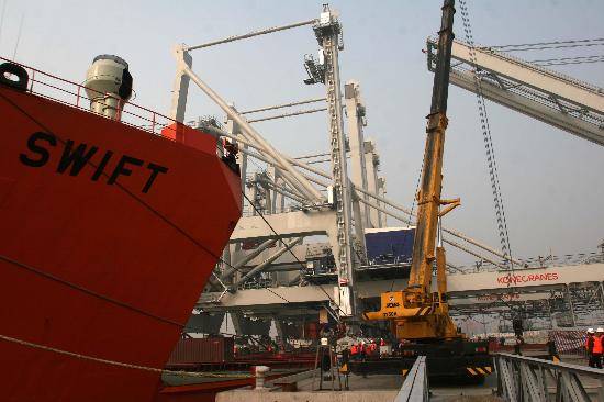 图文:中国制造大型集装箱吊机起运出口美国(1