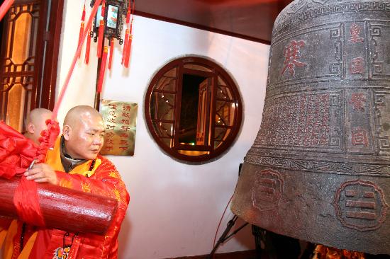 图文:寒山寺听钟声祈福(1)