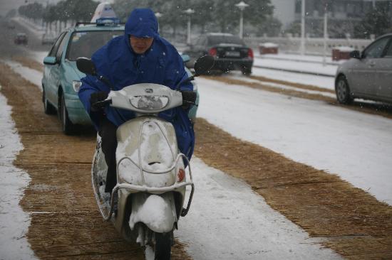 图文:(2)泰州万条草垫铺成安全通道应对冰雪