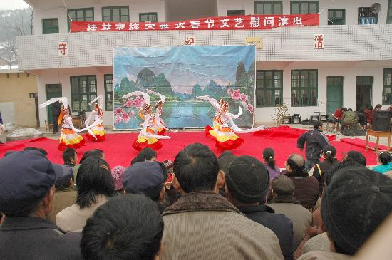 图文:广西桂林灌阳县村民在观看文艺演出